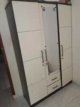 Lemari Baju Putih Minimalis 3 Pintu