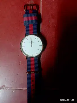 Jam tangan analog merek WD unisex