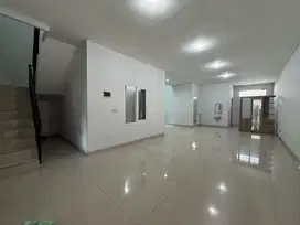 Disewakan Rumah Asri 2 Lantai di Sayap Riau, Bandung Kota