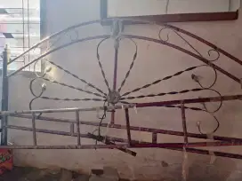 tempat tidur besi