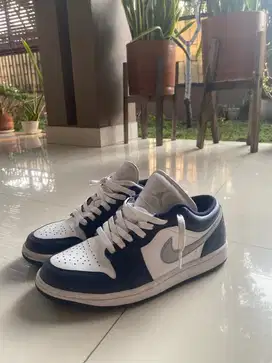 SEPATU JORDAN 1 LOW