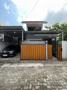 RUMAH CANTIK MODERN DENGAN MEZANIN FULL FURNISHED DI TAMANTIRTO KASIHA