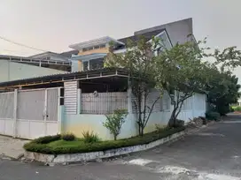 Rumah hook, jalan luas dan depan taman Golden  Palm