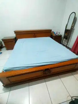 Dipan kayu tempat tidur