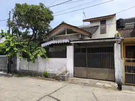 Rumah Dekat ke Jalan Utama di Taman Kopo Indah 1