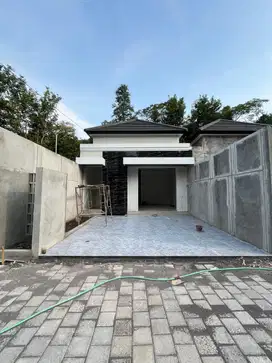 RUMAH MEWAH MODERN KEKINIAN DENGAN TATA RUANG NYAMAN DEKAT KAMPUS UII