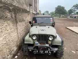 Jeep CJ 7 siap tempur