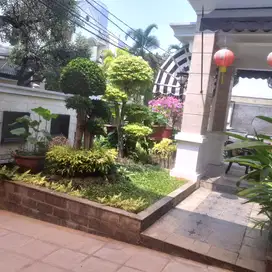 DISEWA RUMAH SIAP HUNI MEWAH FURNISHED DALAM KOMPLEK MENTERI KUNINGAN