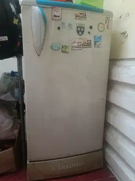 Kulkas 1 pintu merk Electrolux