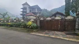 Villa Mewah 2 Lantai Dengan Bangunan Kayu di Tawangmangu Solo