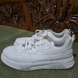 Sepatu panarybody full white