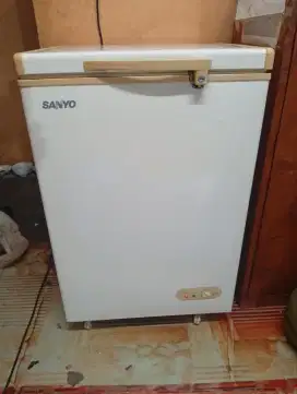 Freezer box merk SANYO
Mesin orian
Kapasitas 105 litter
Kondisi normal
