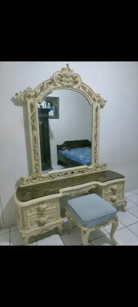 Meja rias jati antik