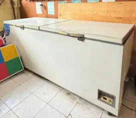 Di jual frezzer box merk GEA kapasitas 1200 liter normal dingin beku