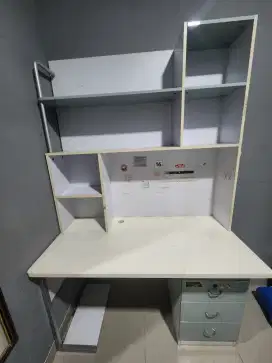 Meja belajar anak
