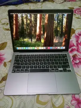 Macbook air M1 2020 (like new)