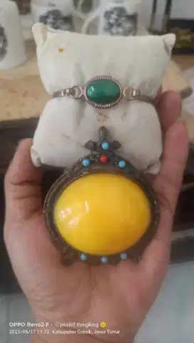 Liontin yellow arek