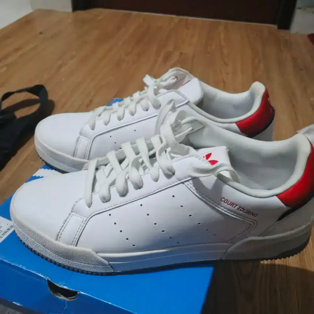 Sepatu Adidas Court Tourino
