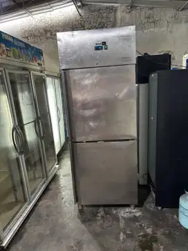Uprigh frezer 2 pintu mastercool 
Hrg 6jt