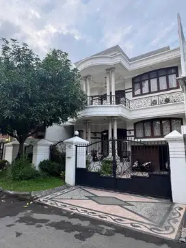 Dijual Rumah Classic Siap Huni Bagus Pakuwon Indah Surabaya Dekat Mall