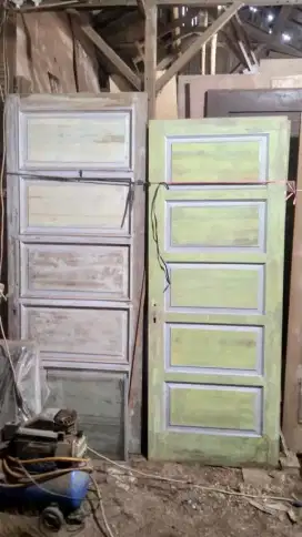 Pintu kayu meranti