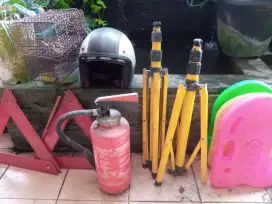 Ngurangin barang dirumah Lemari kayu x kaca, apar ,helm , dll