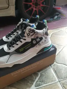 Sepatu sneakers pria original panarabody