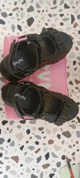 Sepatu sandal wanita