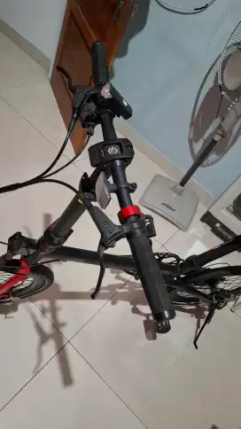 sepeda lipat pacific luxor 20 inch. seperti baru.rem hidrolik semua