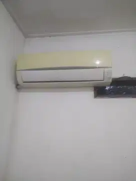 Jual AC 1/2 pk merk Sanyo kondisi normal