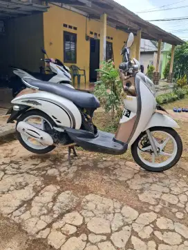 SCOOPY KARBU 2010 PUTIH BEAGI