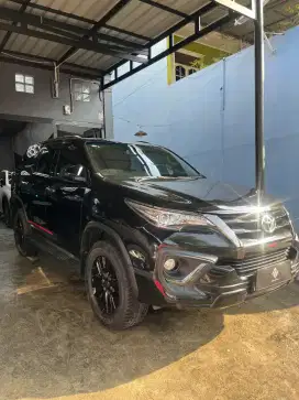 Toyota fortuner trd diesel tahun 2019 solar matic warna hitam