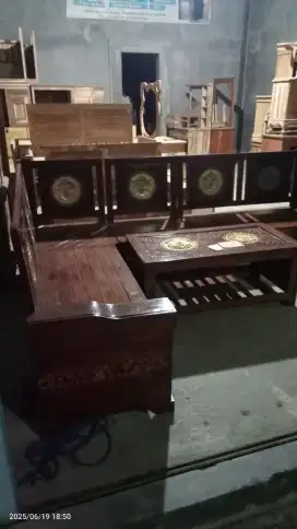 Meja ruang tamu