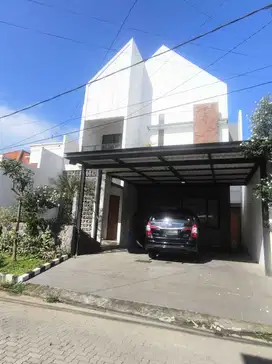 Model Terbaru Kondisi Bagus Terawat Rumah Siap Huni Ketintang Gayungan