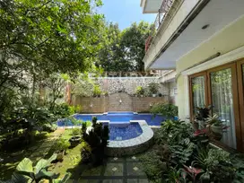 Lingkungan Nyaman Rumah Mewah Dengan Kolam Renang Di Ampera