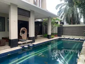 Rumah Tropis Modern Dengan Private Pool Di Ampera