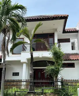 Rumah strategis di Villa Bukit Mas