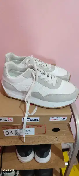 Sepatu wanita genny ukuran 37