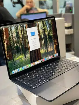 Macbook Air M4 13 inch 16/512 gb second like new ibox