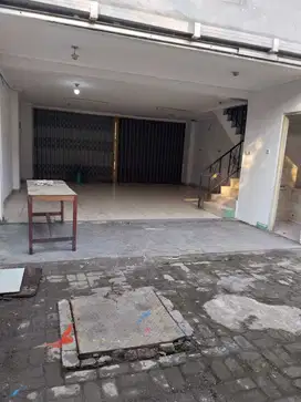 Ruko Aralia 3 lantai, parkiran luas , depan taman.