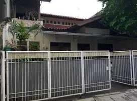 Rumah 2,5Lt 10x20 200m2 4+1KT SHM di Jl Nurdin Grogol Petamburan