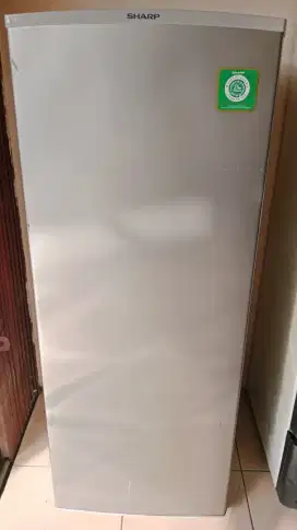 Di jual freezer SHARP 8 rak siap pakai..
