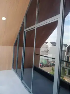 Kaca film dikerjakan dengan teliti buat tampilan gedung lebih menarik