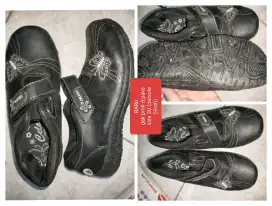 Sepatu hitam anak