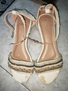 Sandal tali wanita