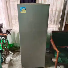 Freezer sharp 8 rak