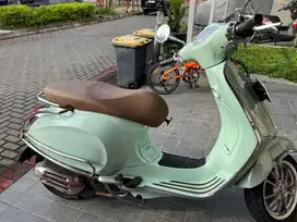 Motor Vespa Primavera iget 150 tahun 2023 mulus