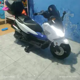 Motor aki biru putih