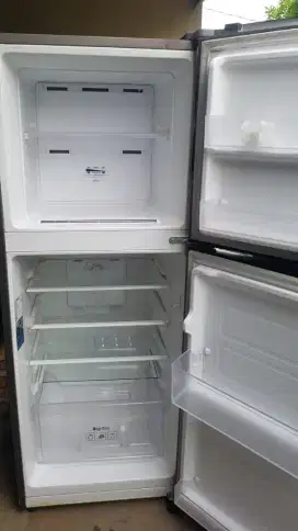 Di jual kulkas 2 pintu merek Samsung