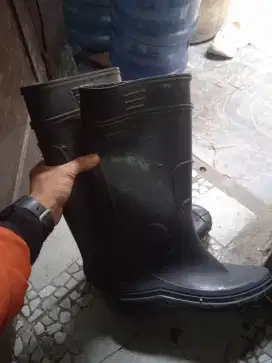 Sepatu bot baru pake minuu
